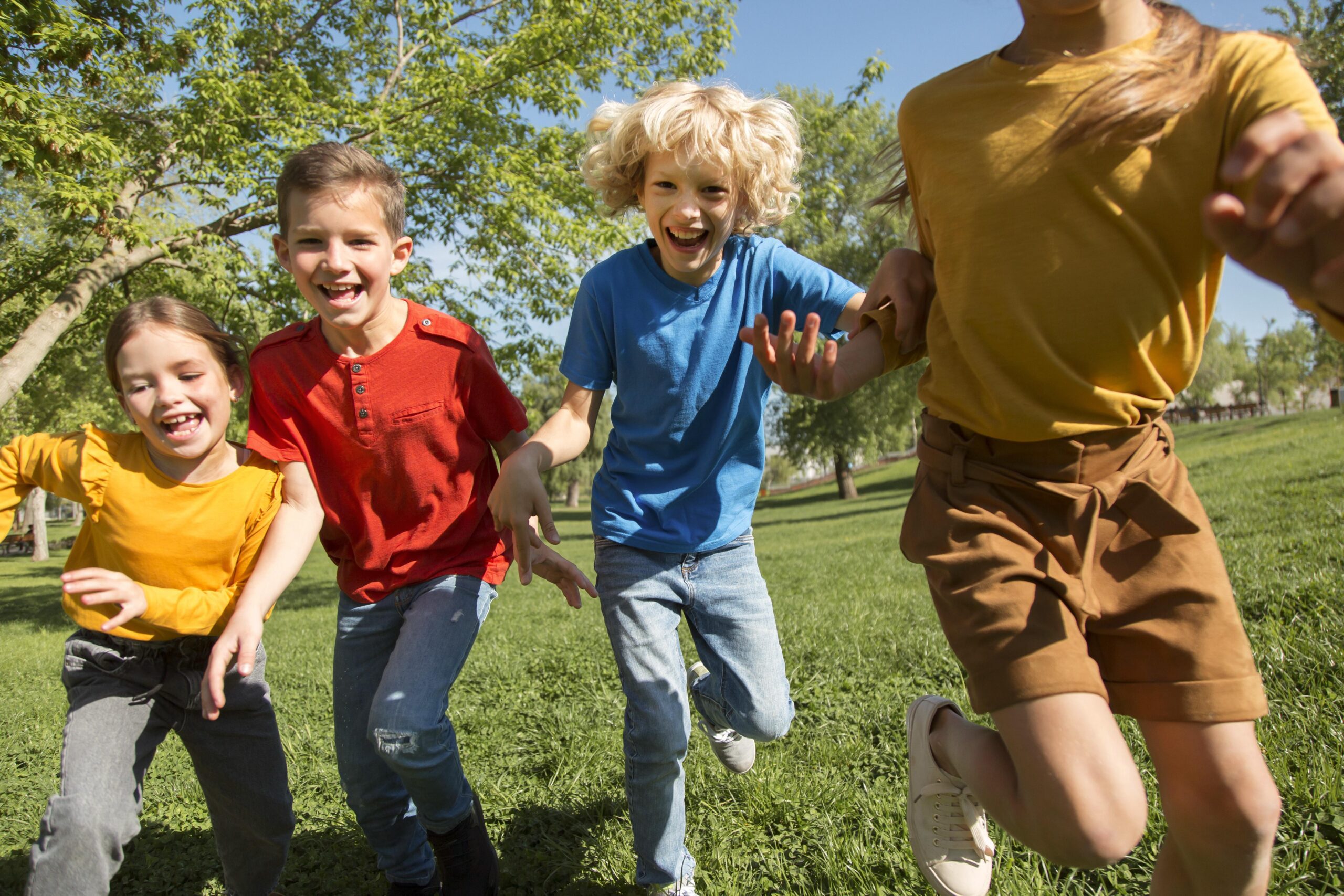 close-up-kids-running-as-team SUMMER SCHOOL