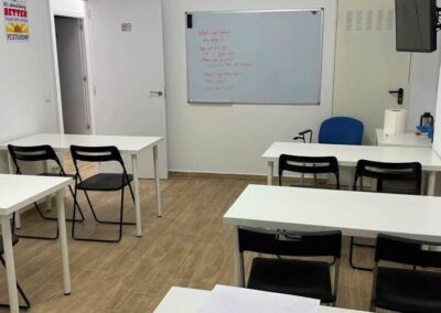 Nuestro compromiso es proporcionar una experiencia educativa de la más alta calidad, diseñada para transformar no solo las habilidades lingüísticas de nuestros alumnos, sino también su capacidad para comunicarse con confianza en un mundo globalizado.