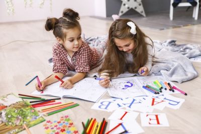 Clases de inglés para niños de 2 a 5 años Niñas de 5 años en clase de inglés en una academia