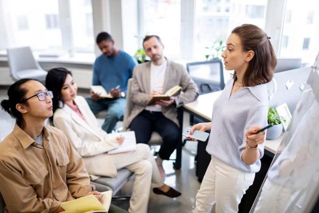 Por qué tus empleados aprenden más rápido con profesores nativos de inglés