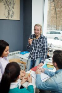 Profesor de inglés de Abbey Road mostrándose cercano y motivador con sus alumnos