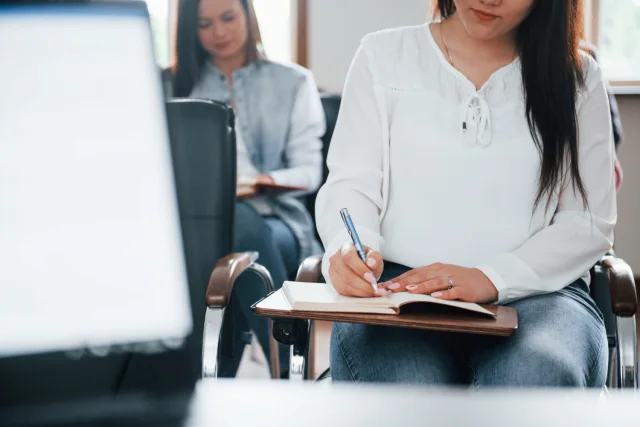 Curso intensivo B2-Abbey Road British Academy La Pobla de Vallbona Alumnos en clase de inglés B2 en Abbey Road British Academy, preparando el Certificado Cambridge en curso intensivo de octubre a diciembre.