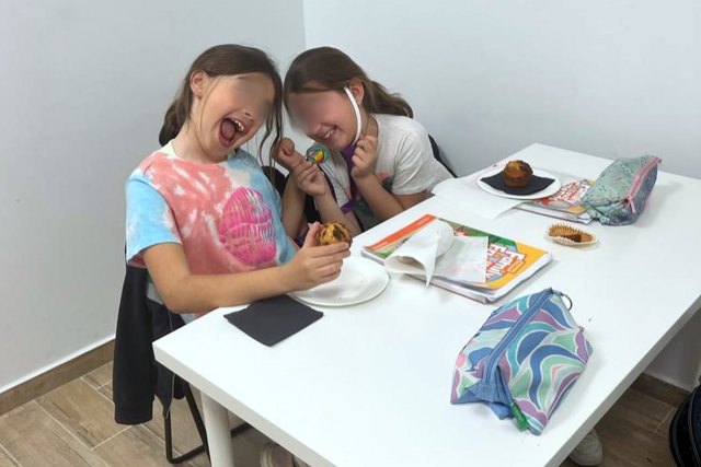 Niños aprendiendo inglés en clase con profesores nativos en Abbey Road British Academy