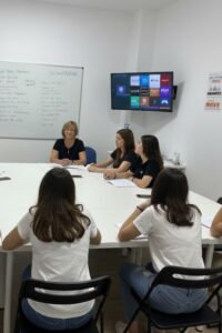 Alumnos de Abbey Road British Academy participando activamente en una clase grupal de inglés