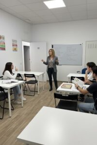 Alumna de inglés de Abbey Road British Academy conversando en inglés con su profesora nativa