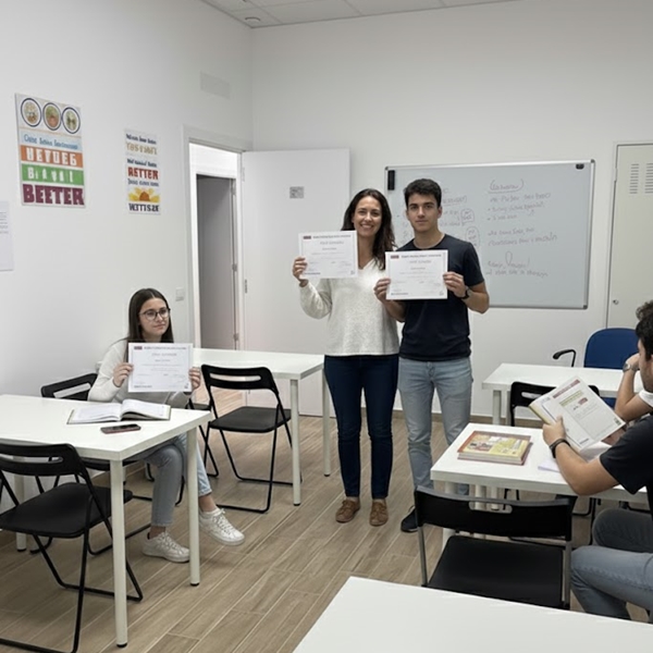 Alumnos practicando conversación en inglés en un ambiente divertido y motivador