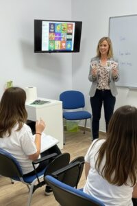 Alumnos aprendiendo inglés junto a su profesora en una academia de inglés Abbey Road British Academy en La Pobla de Vallbona