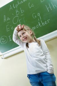 Niña de 7 años participando activamente en una clase de inglés en Abbey Road British Academy